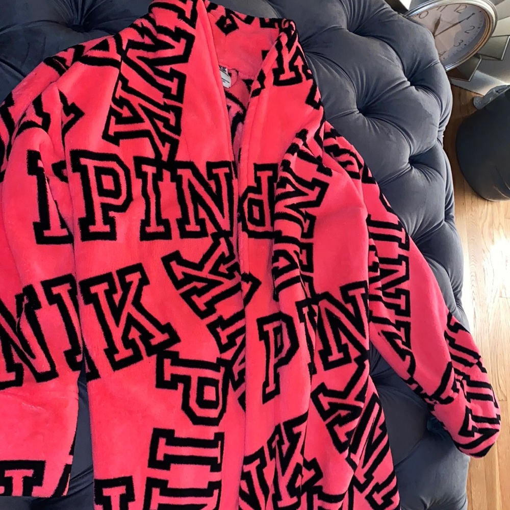 PINK Victoria Secret Robe . An extra came in the mail that I don’t need .
